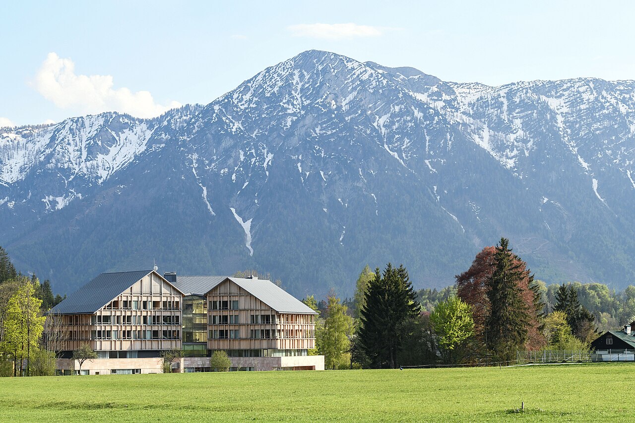 VIVAMAYR Altaussee with mountain landscape